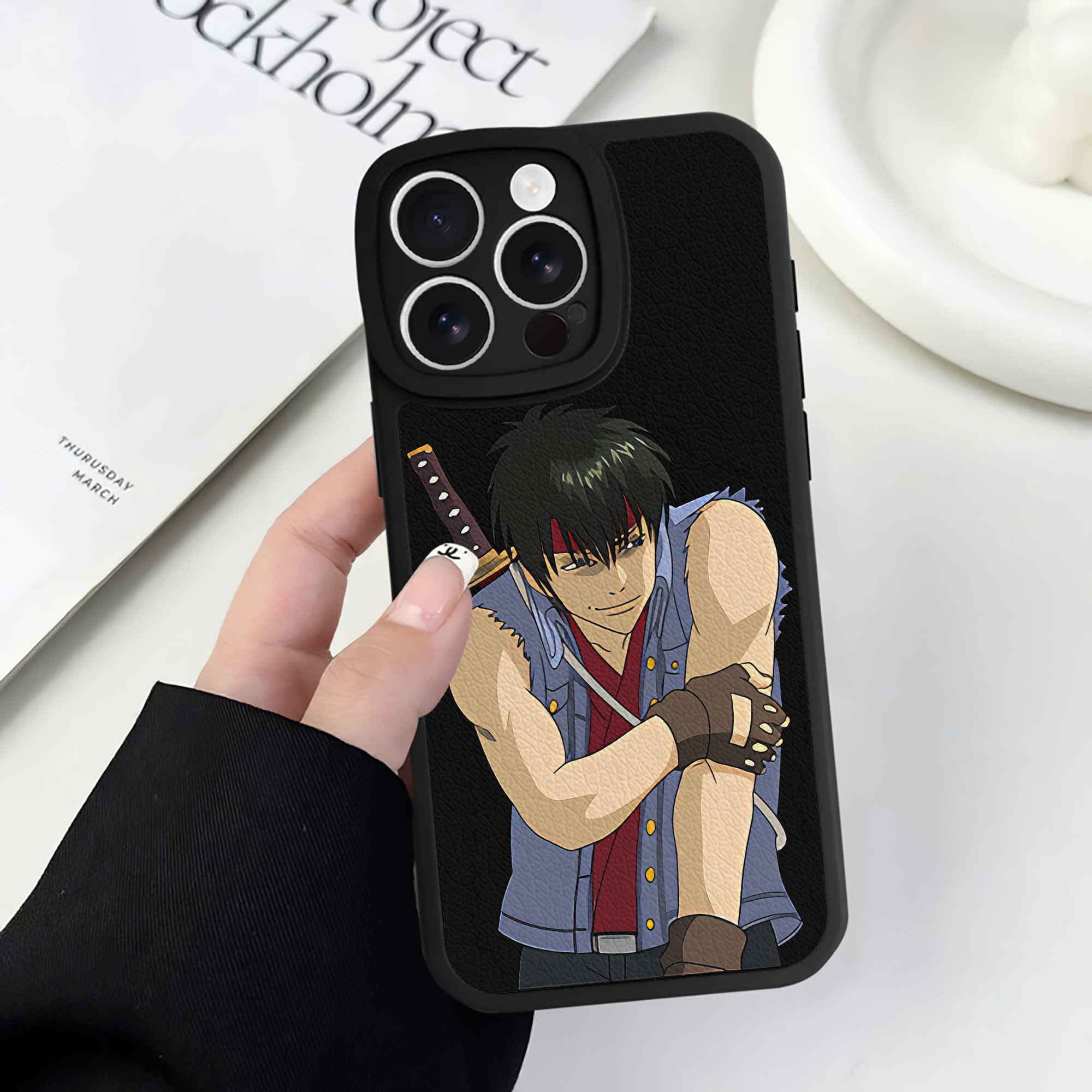 （画像用） ぎんたま 坂田銀時（さかたぎんとき） 神楽 志村新八（しむら しんぱち） GINTAMA Sakata Gintoki Kagura Shimura Shinpachi 【iPhone 16シリーズ対応】シリコンスマホケース（レザー調） 材質：シリコン